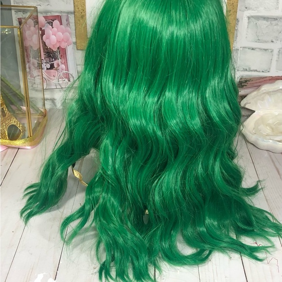 Green Synthetic Wig - Wavy, Shoulder Length w/Bangs  - New, Never Worn - Picture 4 of 7